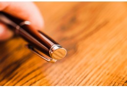 Bolígrafos con logo, tazas personalizadas y placas corporativas para tu oficina