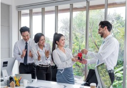 Kit ejecutivo sostenible personalizado para despachos: agenda, bolígrafo y taza térmica