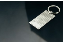 Llaveros grabados a láser para inmobiliarias, hoteles y concesionarios: un detalle que se usa a diario