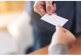 Pack de bienvenida para clientes: dulces personalizados + tarjeta + detalle de escritorio