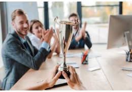 Placas de sobremesa personalizadas para recepción y despachos: nombre, cargo y logo