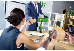 Regalos de empresa sostenibles: botellas y tazas reutilizables para tu marca